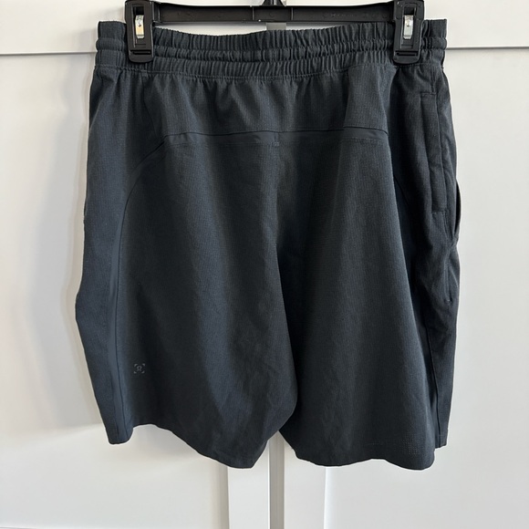 lululemon athletica Men's Charcoal Athletic Shorts - Picture 2 of 4